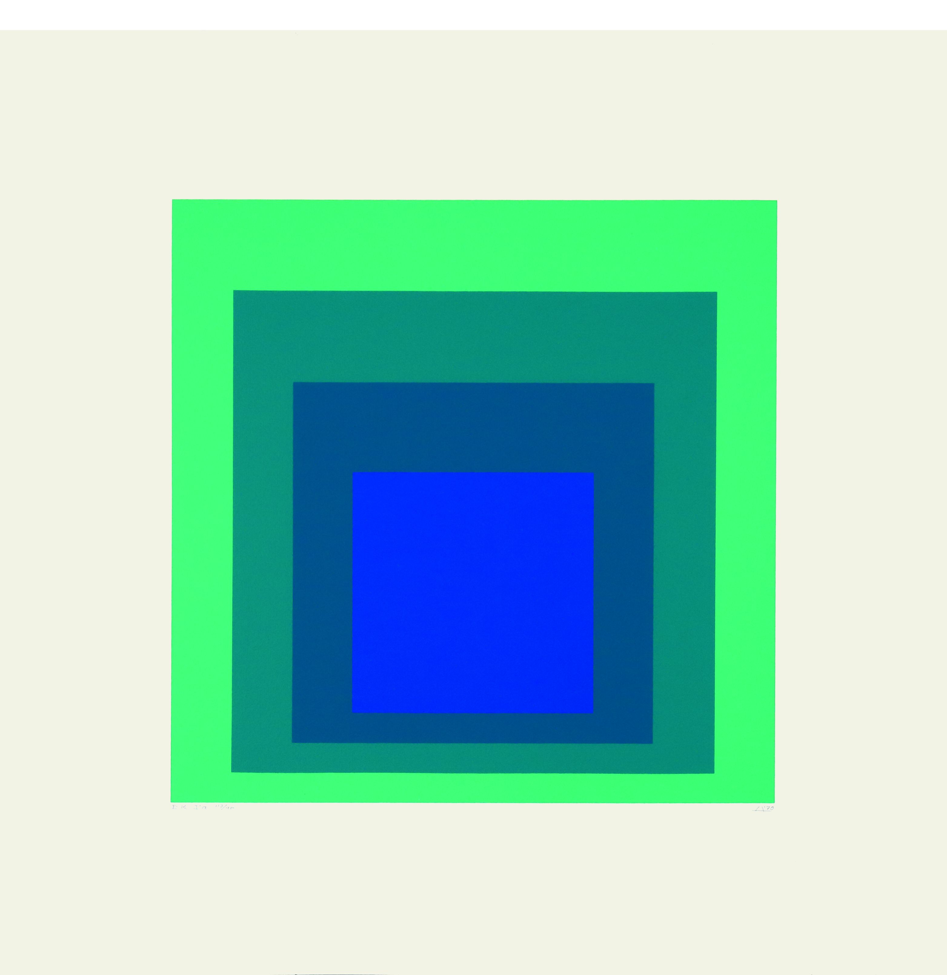 blaue und grüne Quadrate gestaffelt vor weißem Grund