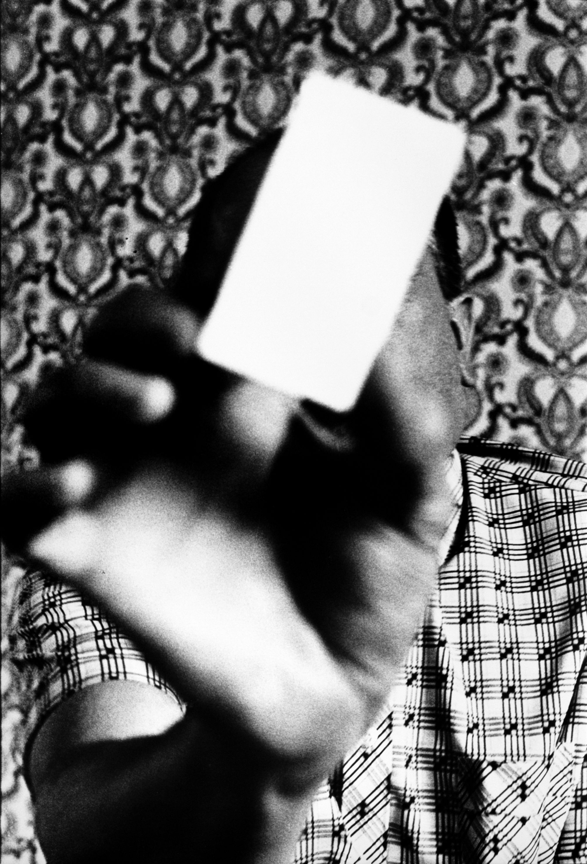 Foto des Künstlers mit einem weißen Quader in der Hand