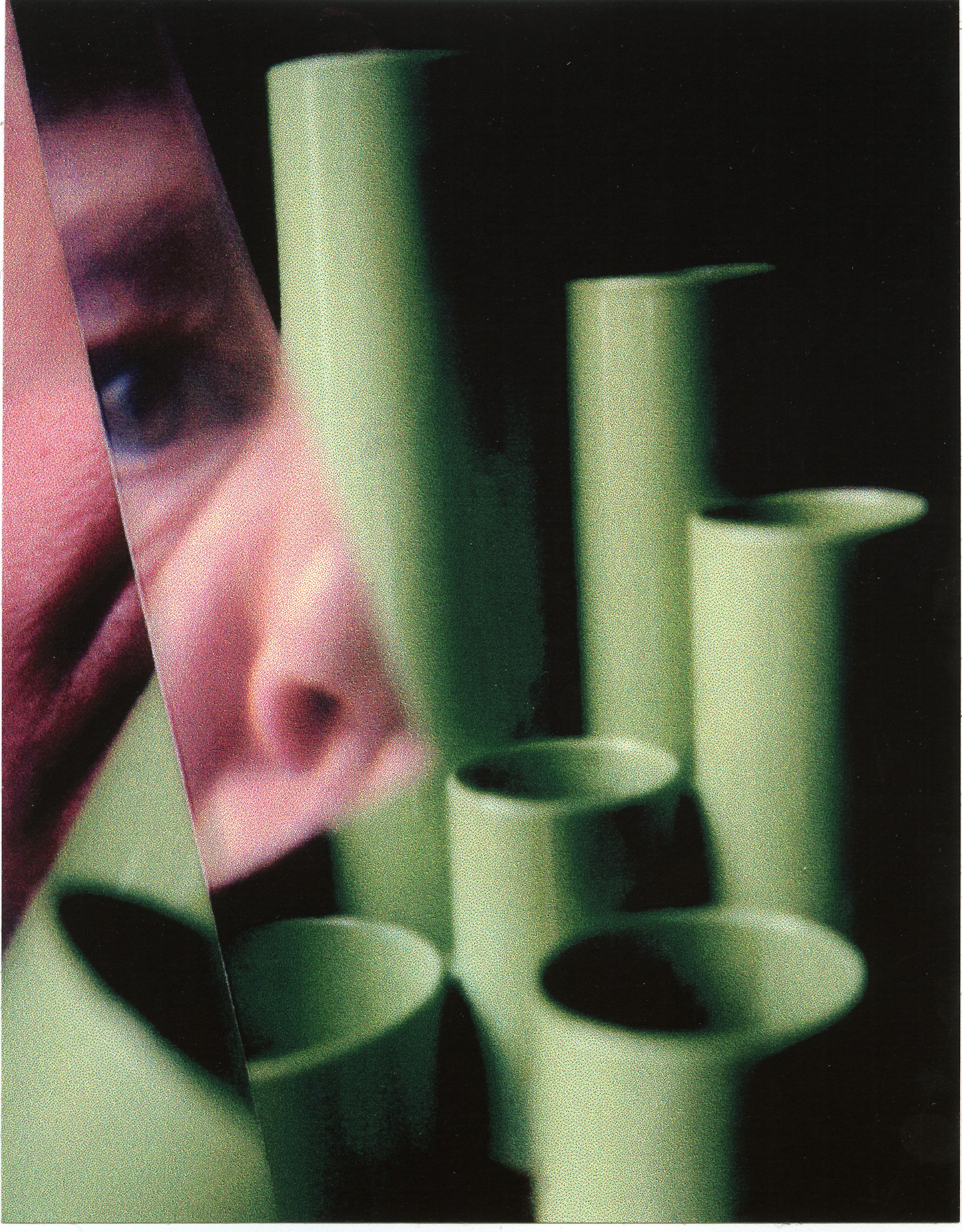 fragmentarische Fotografie eines Gesichts und grüner geometrischer Formen