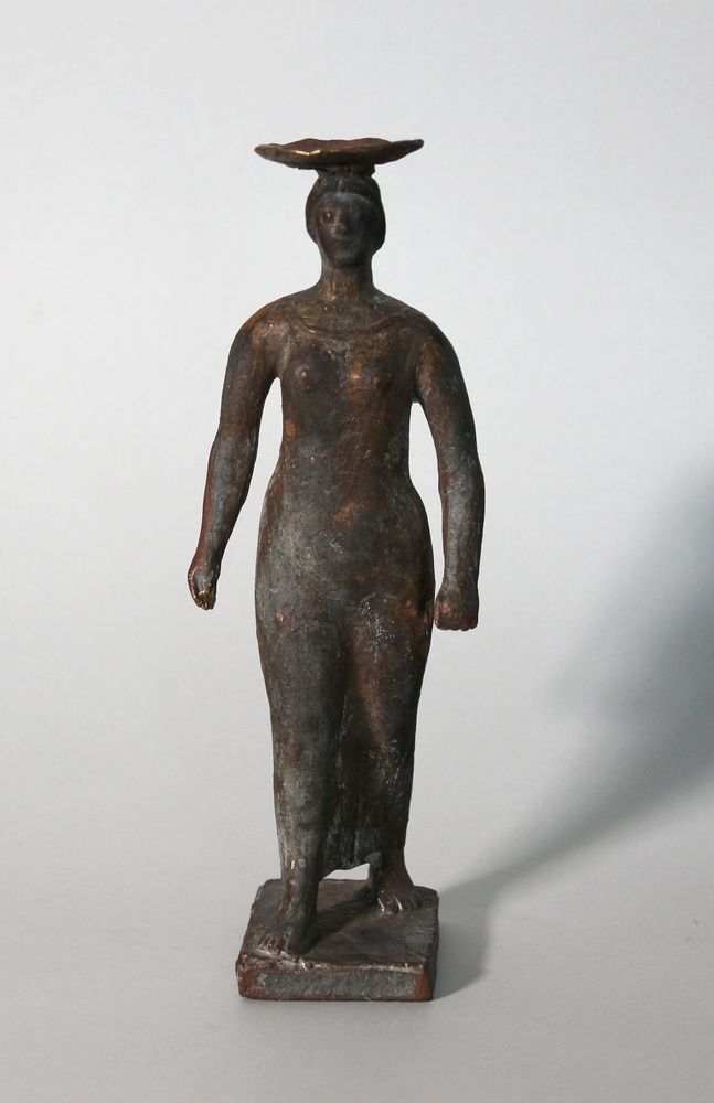 Mädchen mit Schale auf dem Kopf