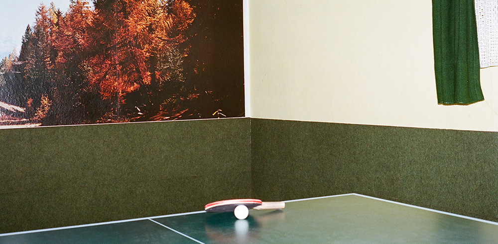 Raum mit Tischtennisplatte, Tischtennisball und Tischtennisballschläger