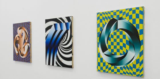 Bild von drei Gemälden aus der Ausstellung mit verschiedenen Motiven und Farben