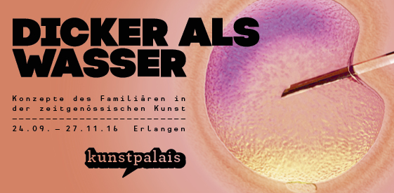 oranger Hintergrund und die Daten der Ausstellung, zudem ein Mikroskopbild eingefärbt in Gelb- und Lilatönen.