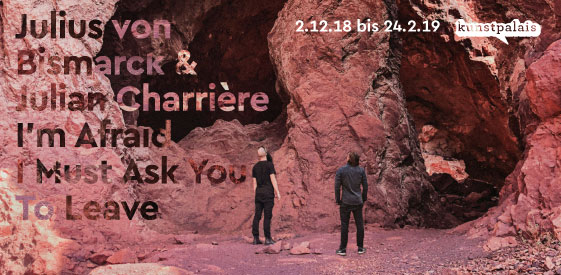 Rote Felsen mit Höhle und zwei Personen und Daten der Ausstellung