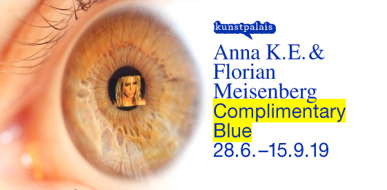 braunes Auge mit Spiegelung einer Frau in der Iris und Daten der Ausstellung