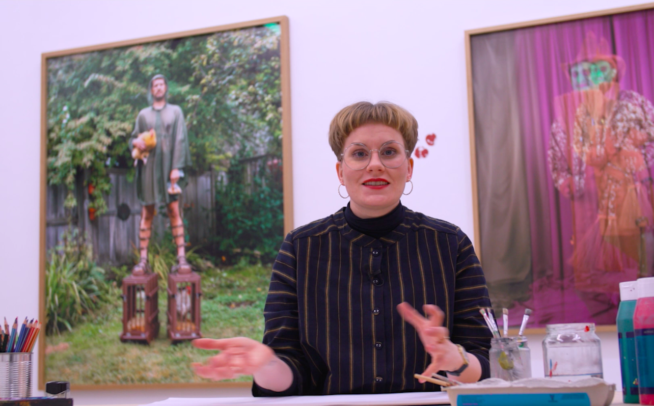 Die Kunstvermittlerin Johanna Berges-Grunert erklärt den Kleinen Meistern Werke von Mike Bourscheid.