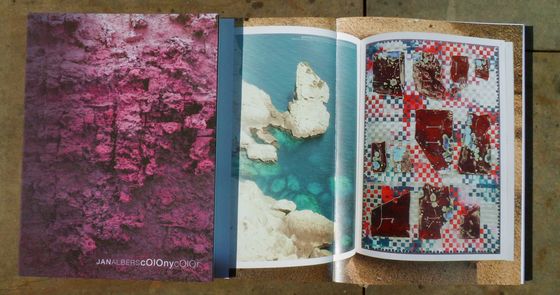 Bild des Katalogs zur Ausstellung "Jan Albers. Colony Color"