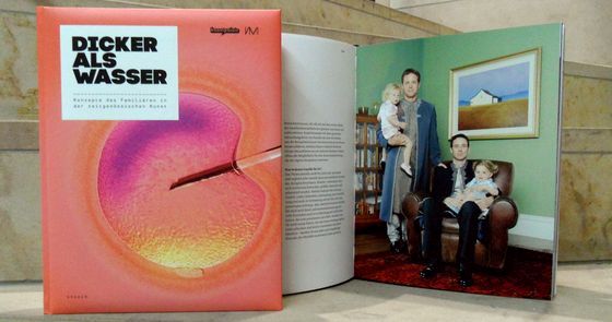 Bild des Katalogs zur Ausstellung "Dicker als Wasser. Konzepte des Familiären in der zeitgenössischen Kunst"